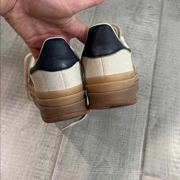 adidas Gazelle women’s Sneakers in Cream with Black Stripes and Gum Sole size 8 - Picture 4 of 7